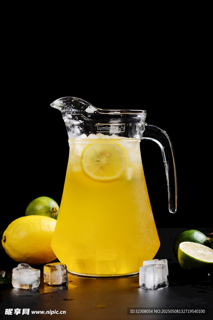 檸檬冰飲玻璃壺中盛放
