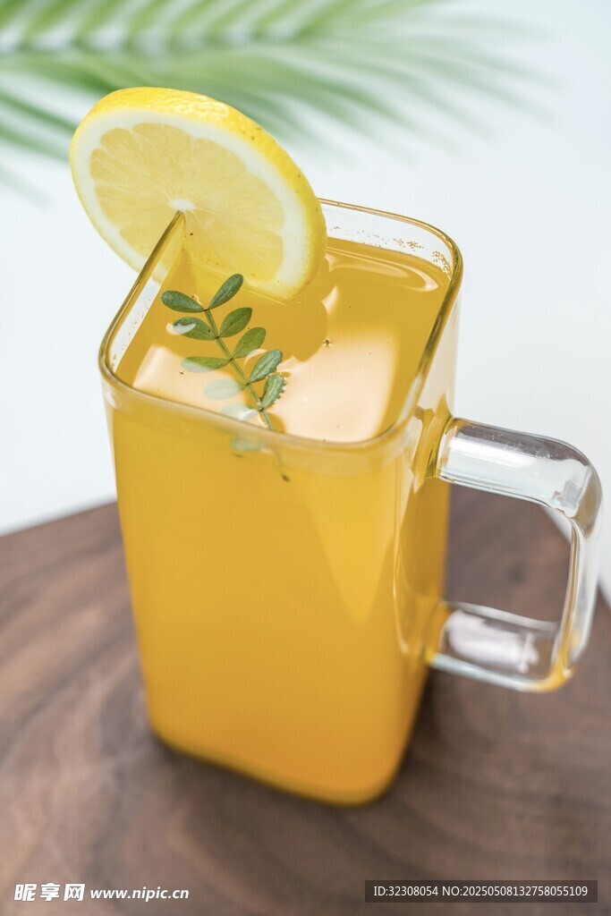 檸檬茶飲置于木盤上