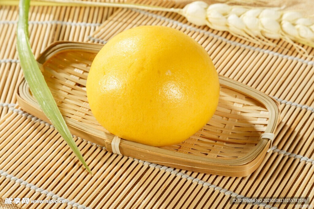 金黃雞蛋置于竹席麥稈上