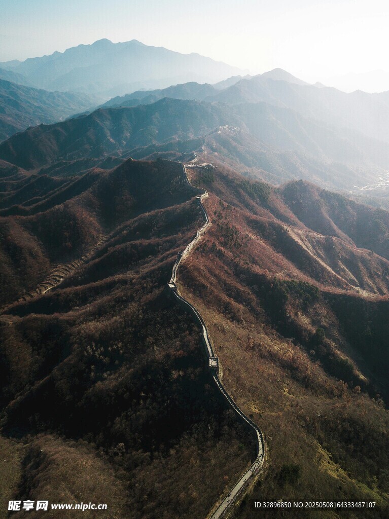 蜿蜒山路穿行于層巒之間