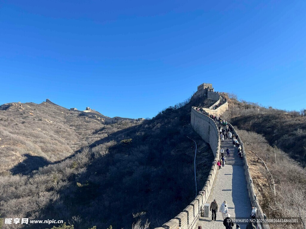 壯麗長城蜿蜒于山巒之間