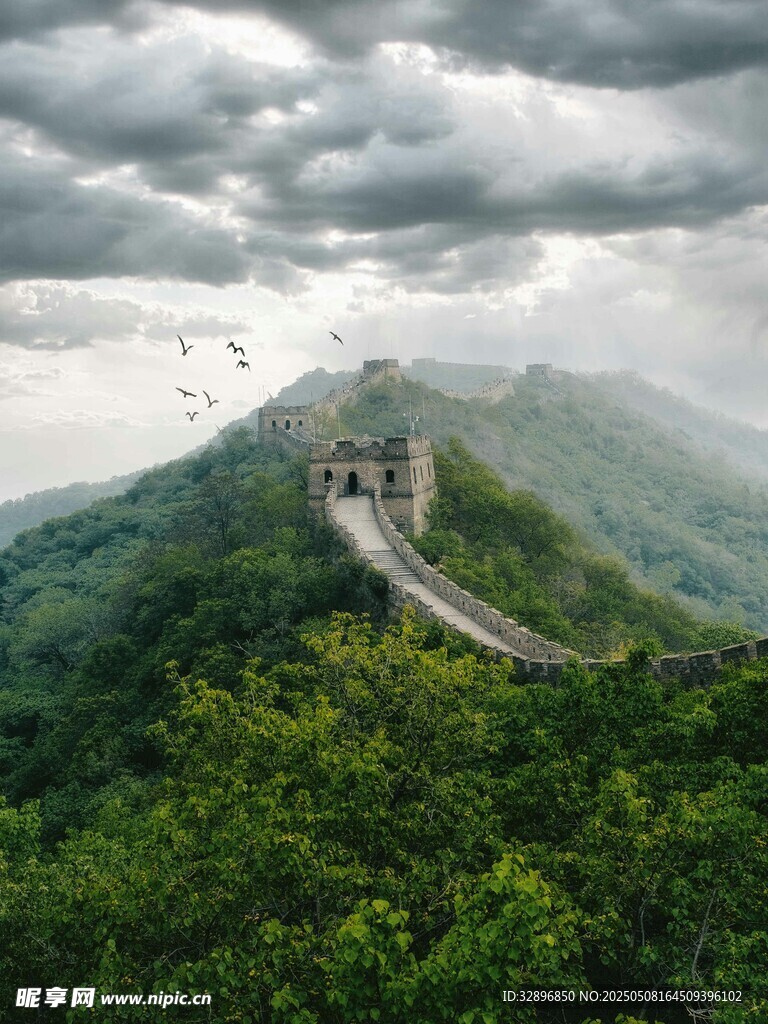 壯麗長城蜿蜒于青山云海間