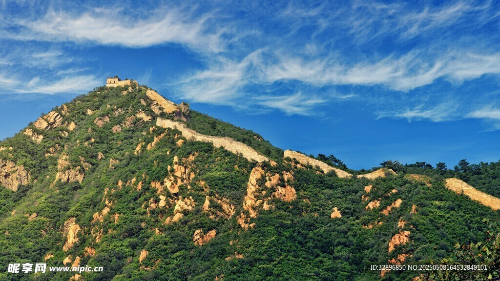 壯麗長城蜿蜒于青山之上