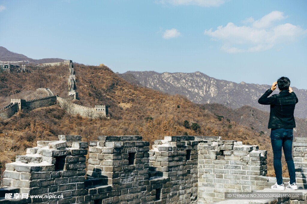 游客長城上拍照賞景