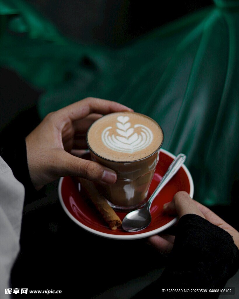 手持精美拉花咖啡杯