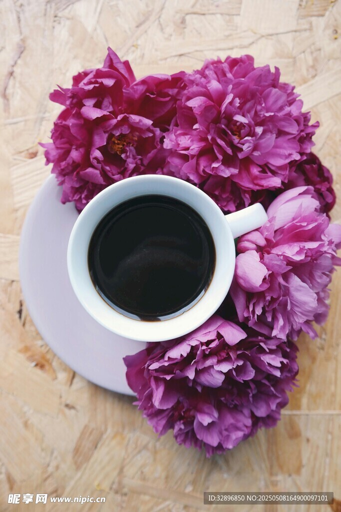 紫花簇擁的咖啡杯