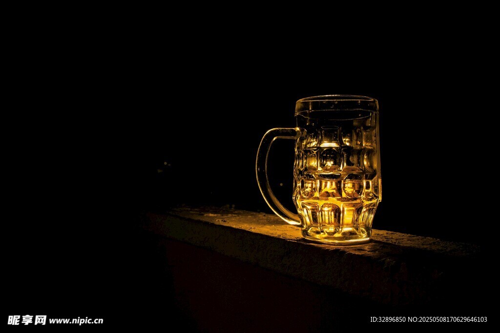 暗光下的啤酒杯