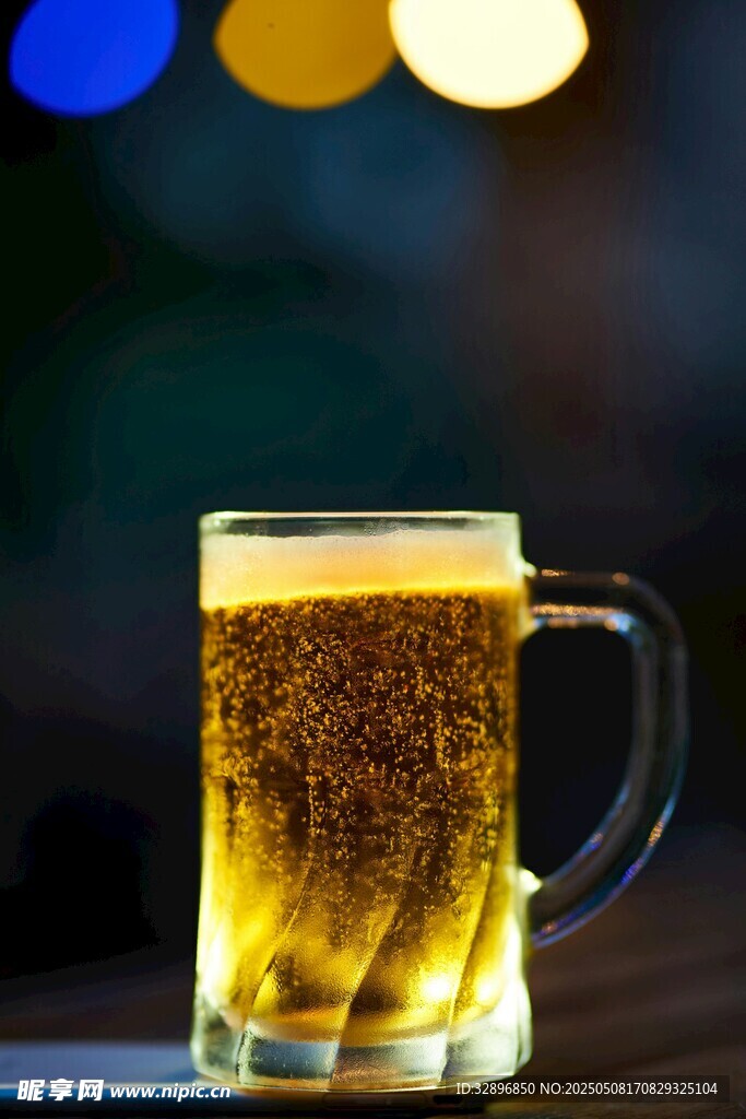 滿溢的啤酒杯