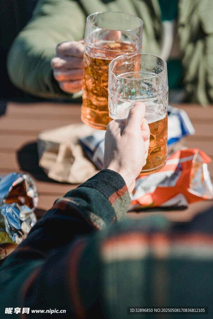 戶外舉杯暢飲歡樂時刻