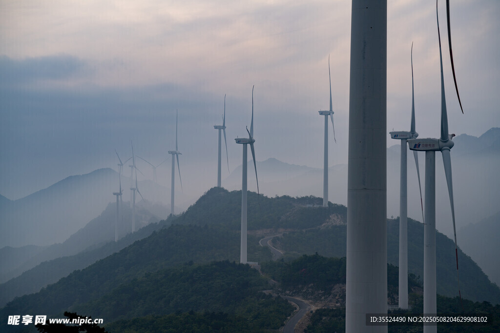 山間林立的壯觀風力發電機