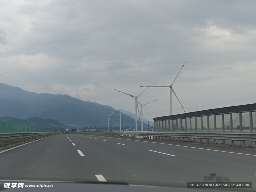 公路旁的風力發電機組景觀