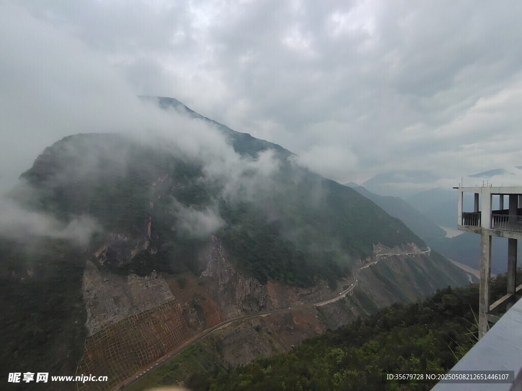 云霧繚繞的壯美山巒景色