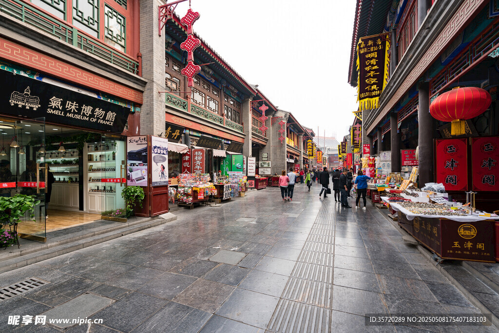 古街雨后行人漫步景象