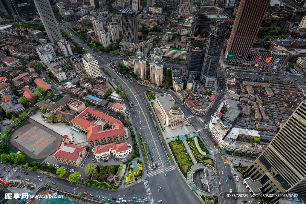 城市俯瞰景象中的建筑道路