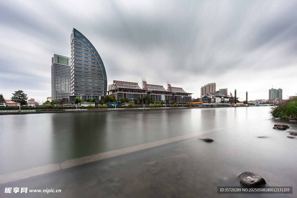 河畔城市建筑景觀