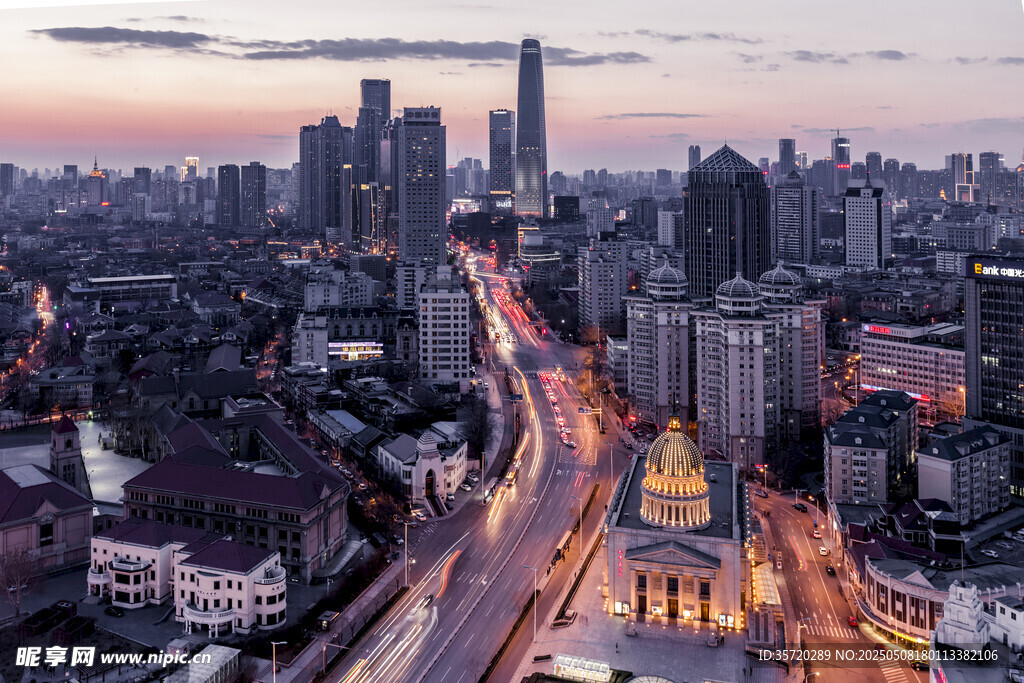 都市黃昏下的繁華道路景觀