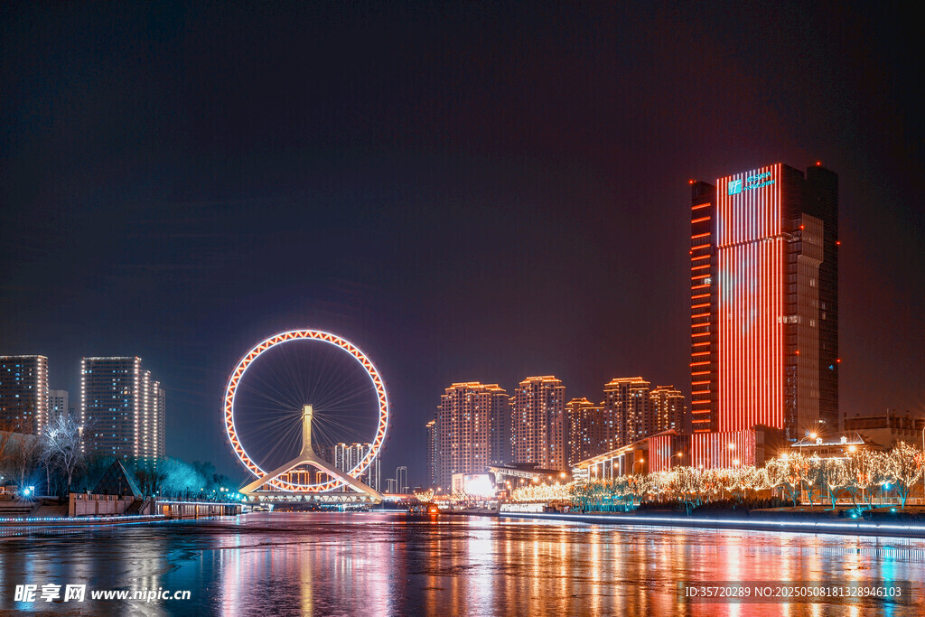 城市夜景中的璀璨摩天輪