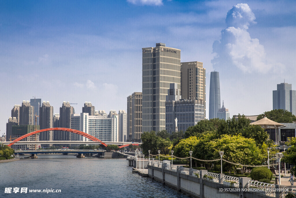 城市河畔的現(xiàn)代建筑景觀