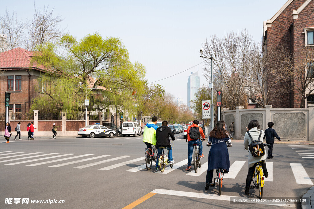 校園路口行人等待過馬路
