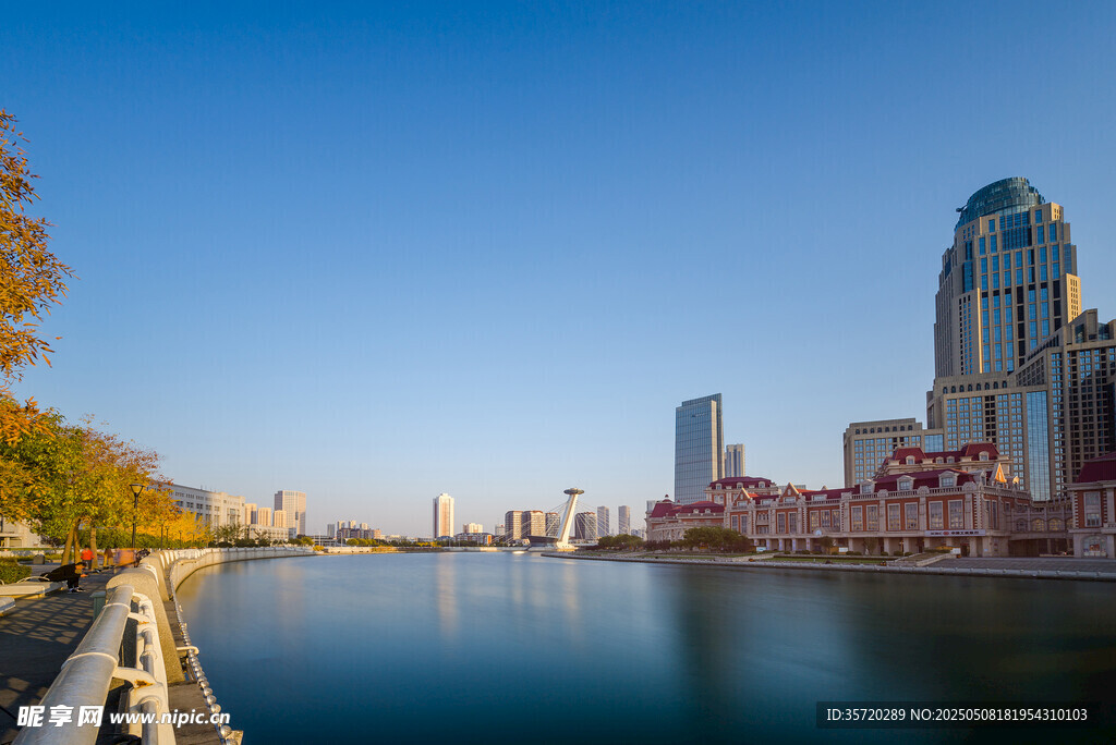 河畔城市風光美景