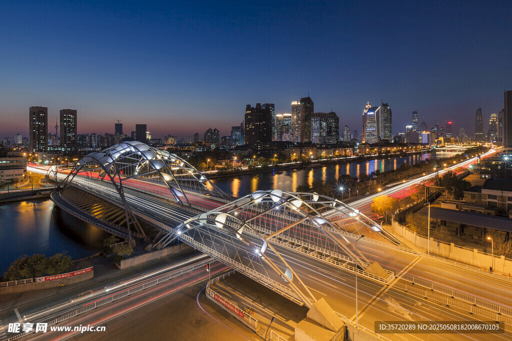 城市夜景中的橋梁與車流