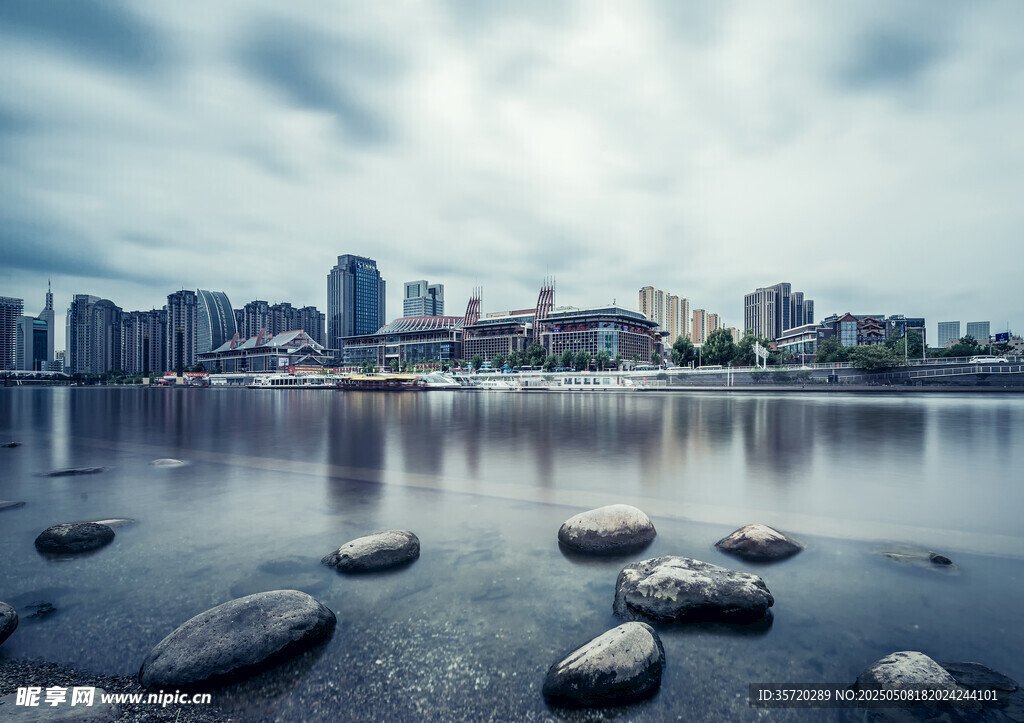 城市湖畔風(fēng)景