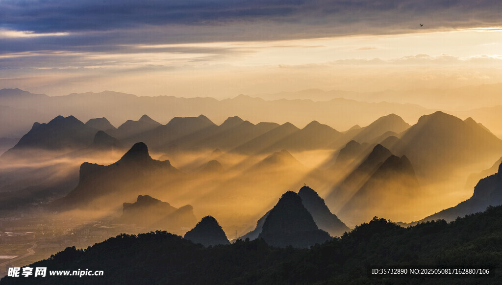 日出下的壯麗山巒景觀