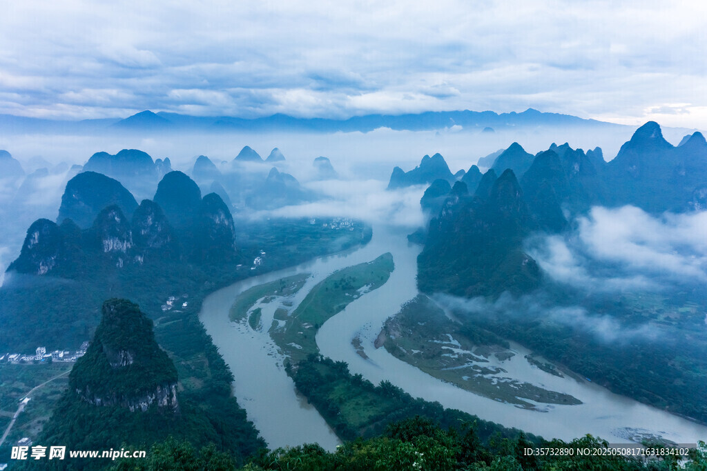 漓江山水云霧繚繞美景