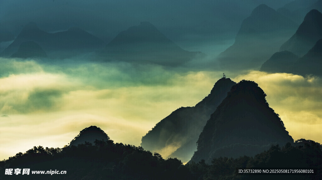 云霧繚繞的壯麗山巒