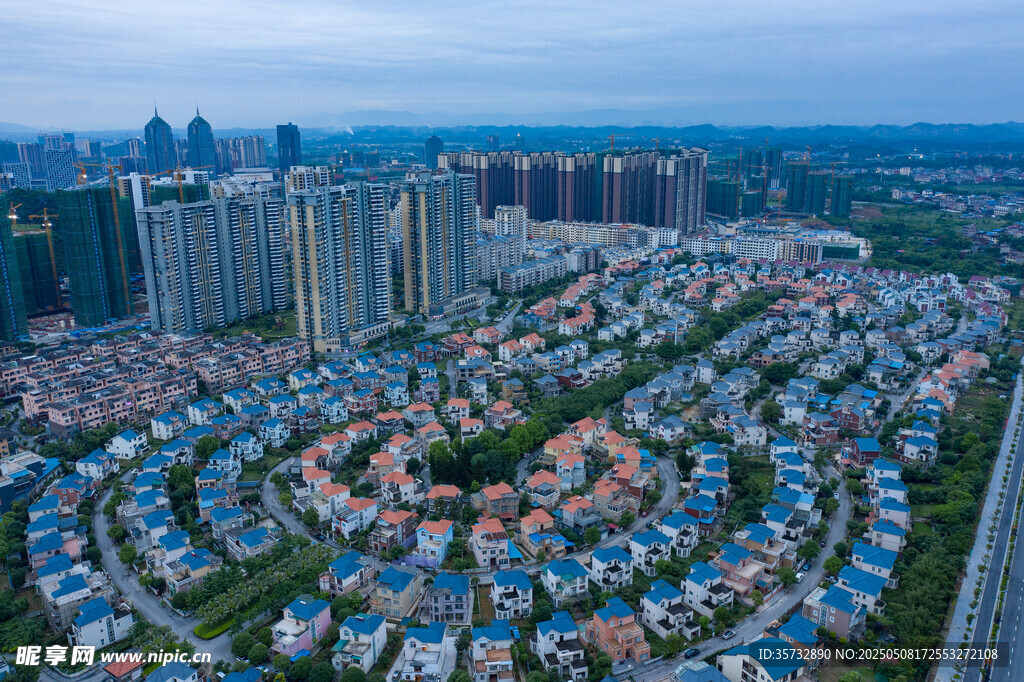 俯瞰環(huán)形布局住宅小區(qū)