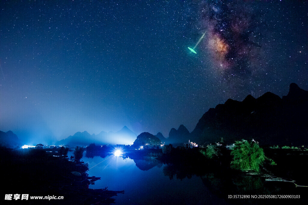 夢幻夜空下的河畔美景