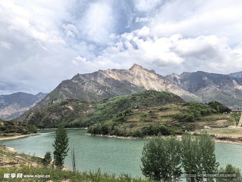 青山綠水間的秀麗湖景