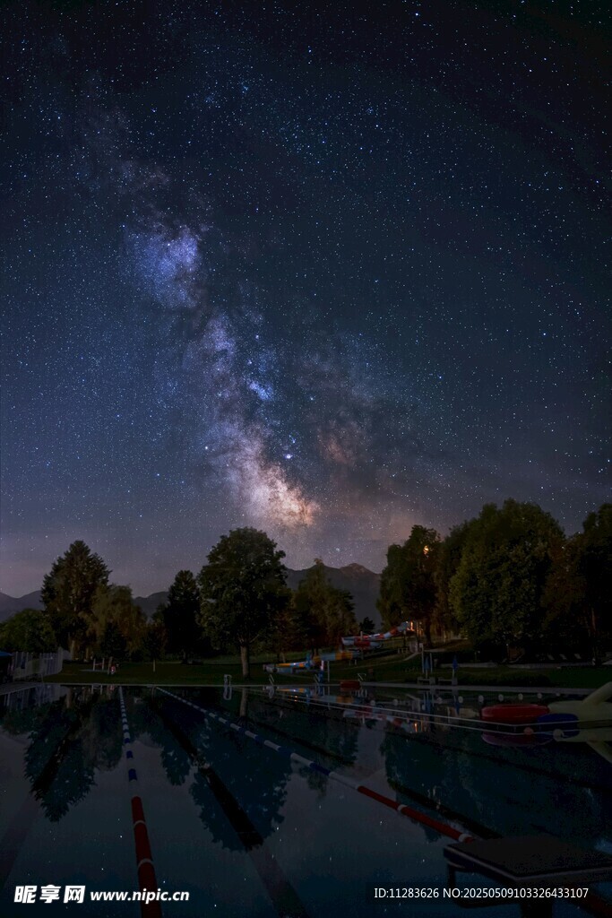 湖畔星空夜景倒影之美