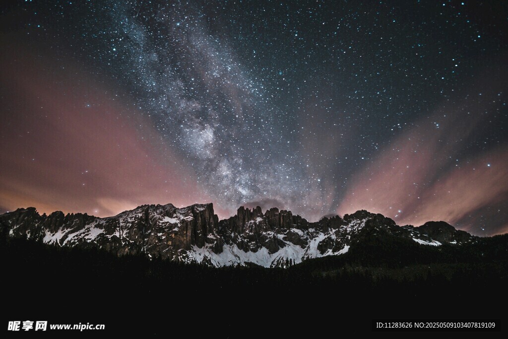 星空下的壯麗雪山景觀