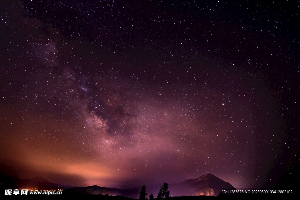 夢幻星空下的壯麗夜景