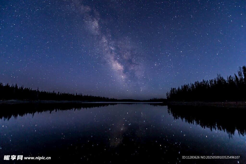靜謐湖畔星空倒影美景
