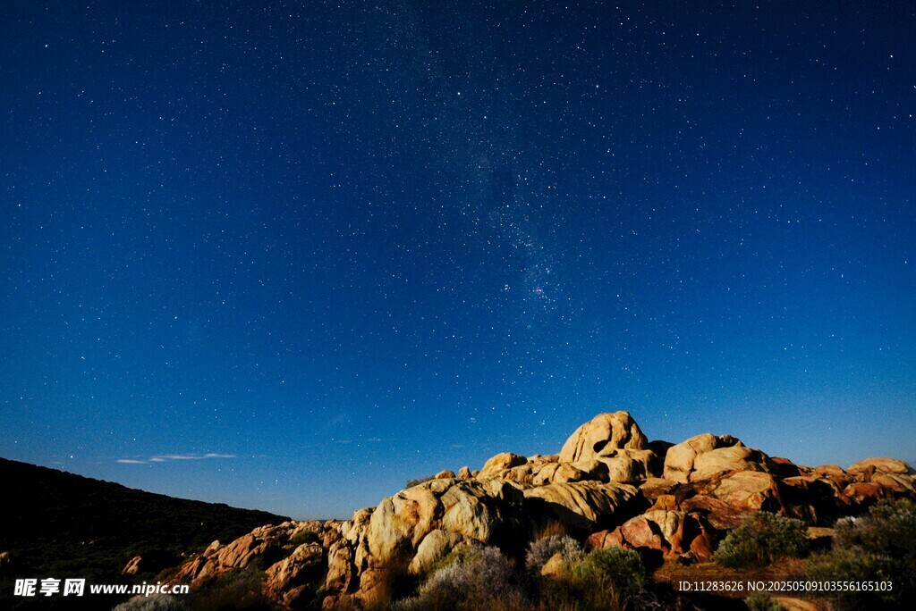 星空下的嶙峋巖石