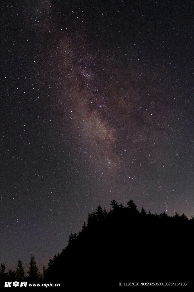 夜空下的山巒與璀璨星河
