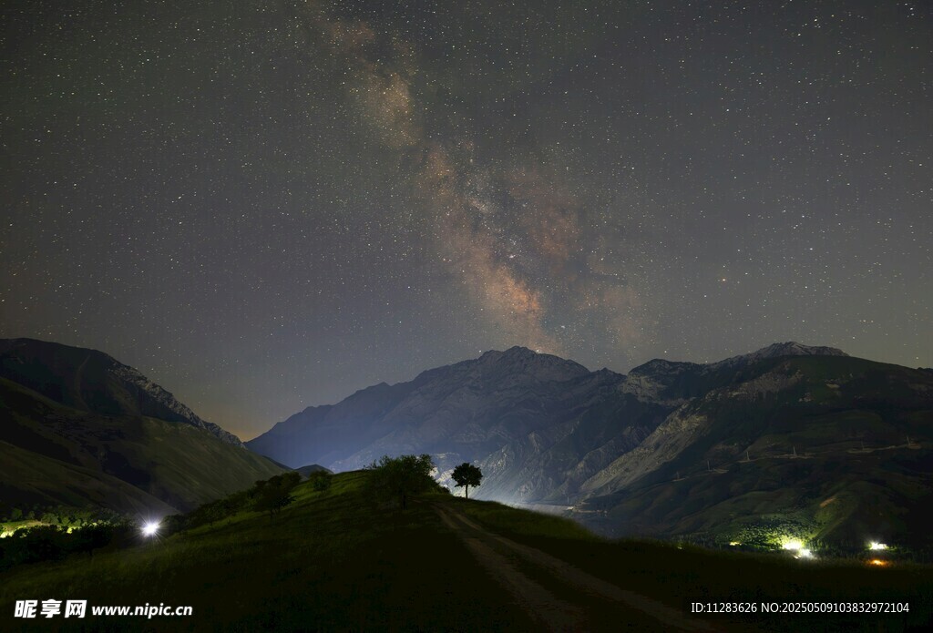 山間夜路星空美景