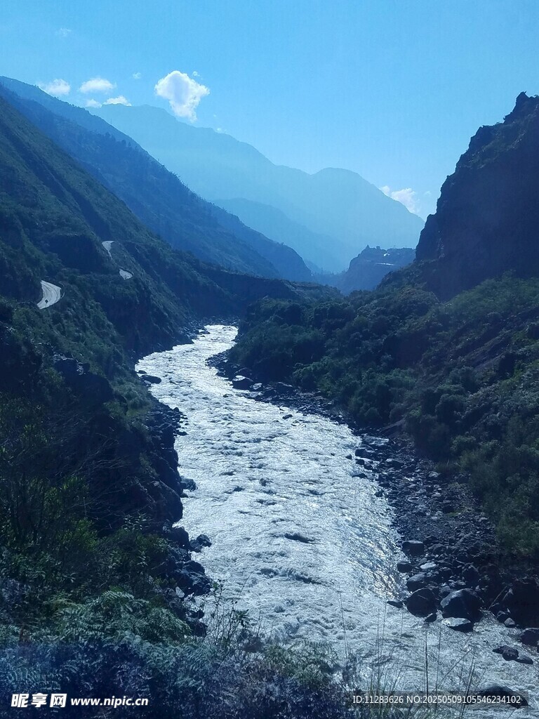 山間蜿蜒河流壯麗風光