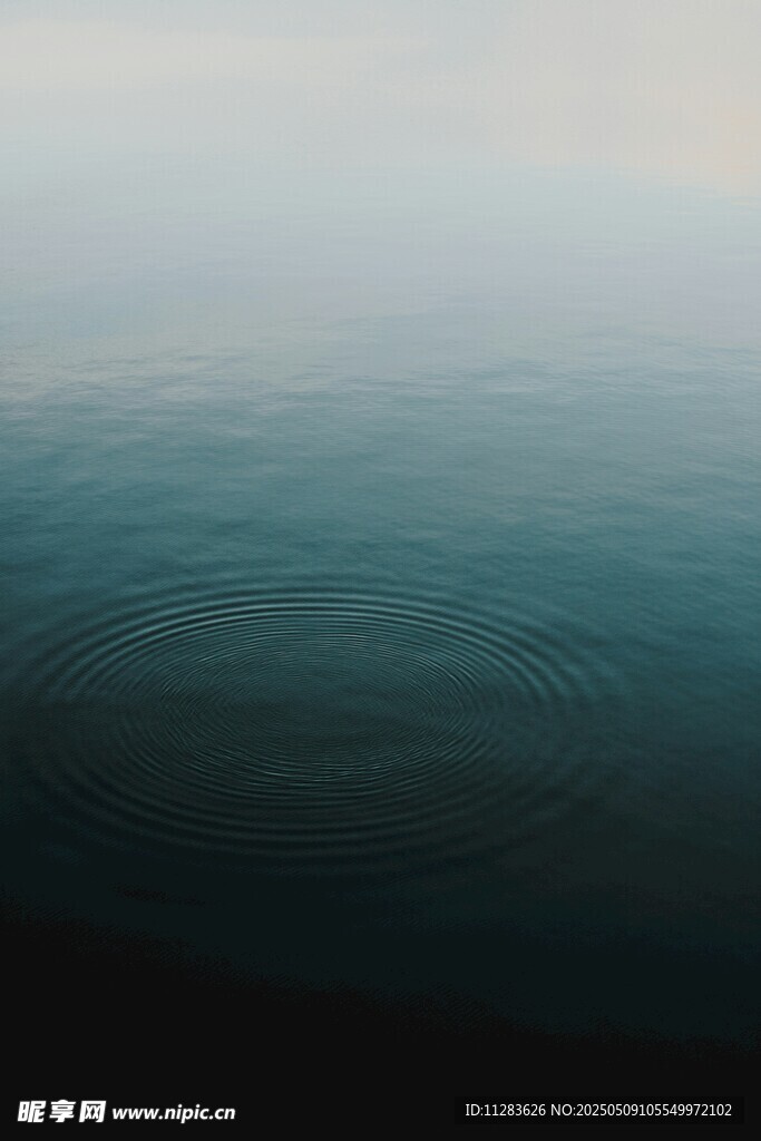 平靜海面的廣闊景象