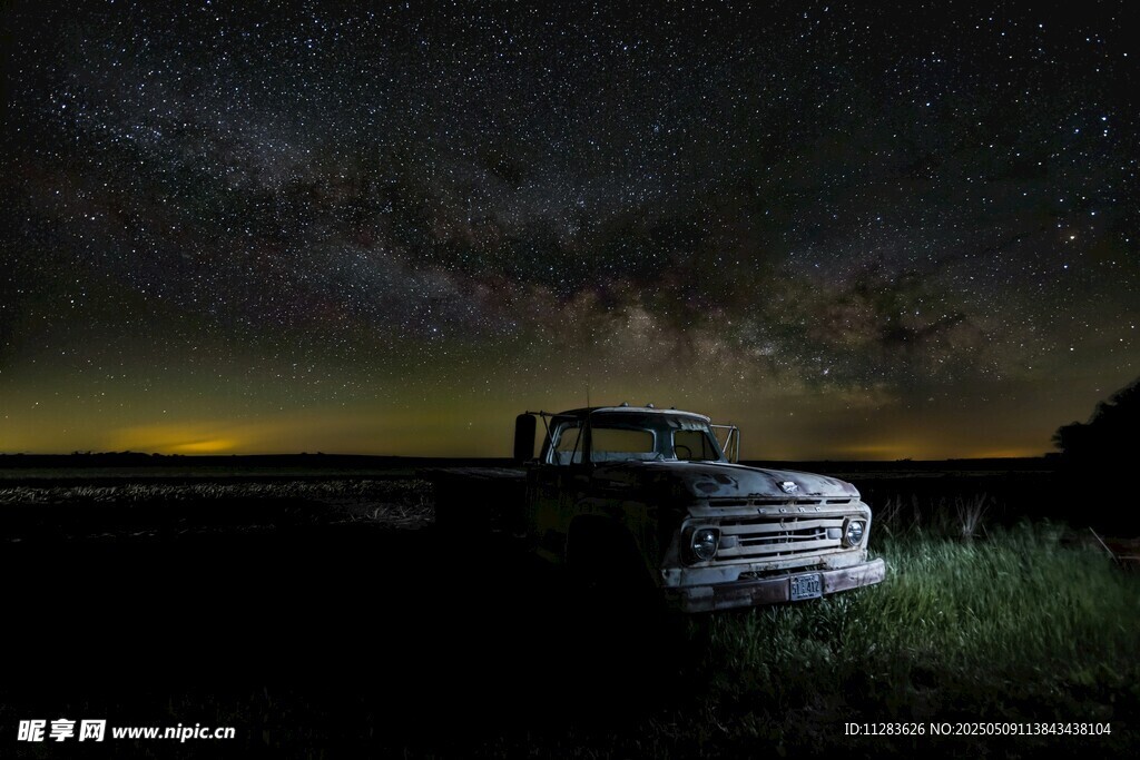 星空下的老舊卡車