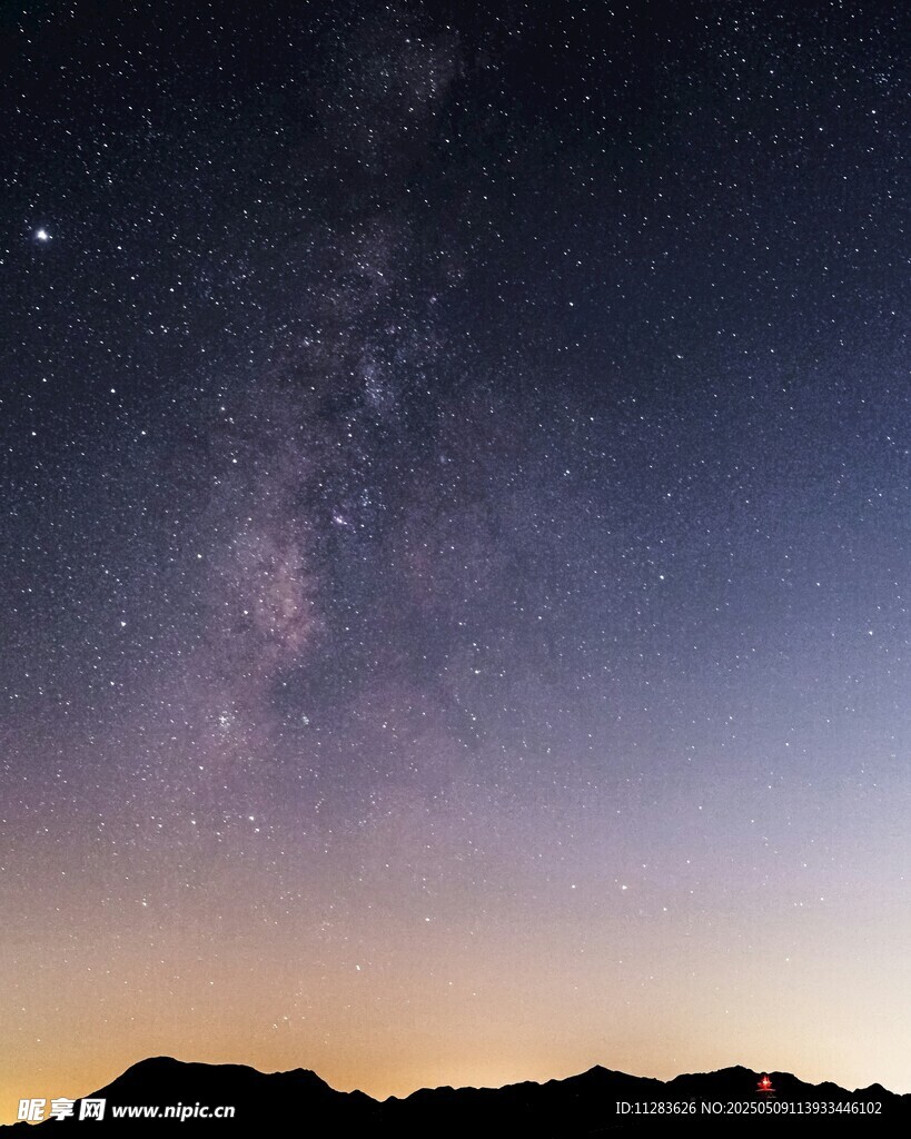 夜幕下的璀璨星河與山巒