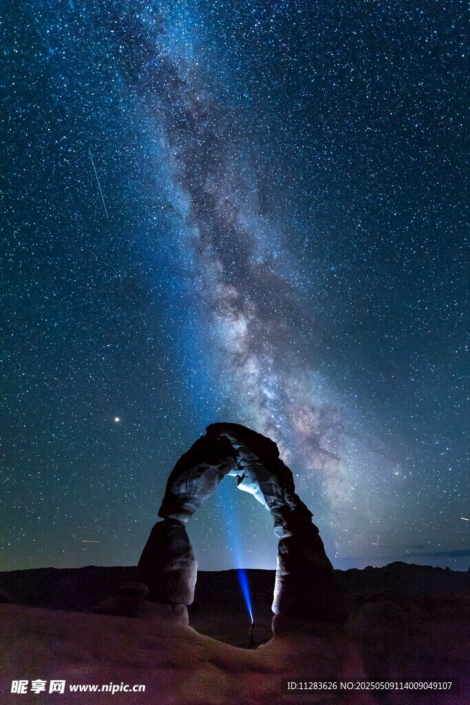 星空下的拱形地貌景觀