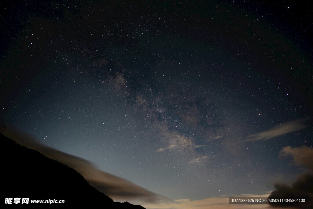 夜空下的山巒與璀璨星河