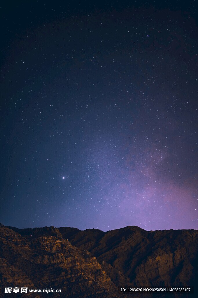 夜空下的山巒與閃爍繁星