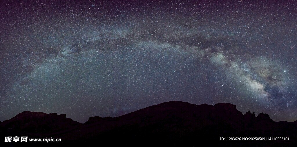 夜空下的山巒與璀璨星河