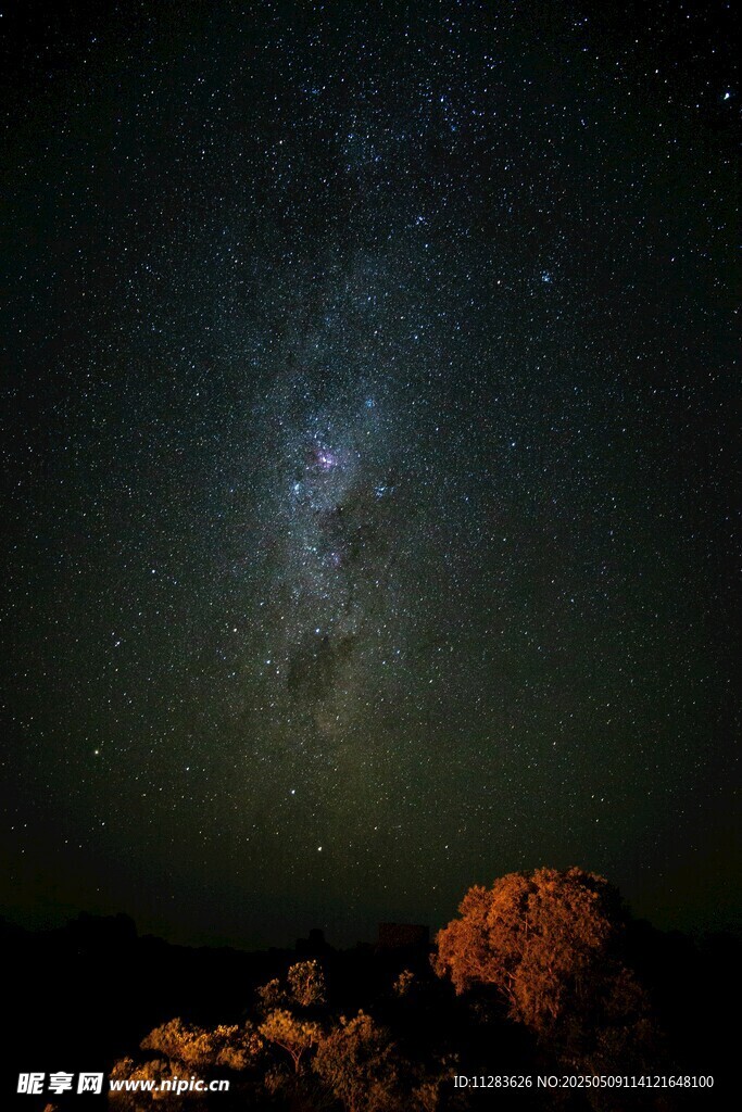 夜空下的璀璨星河與巖石