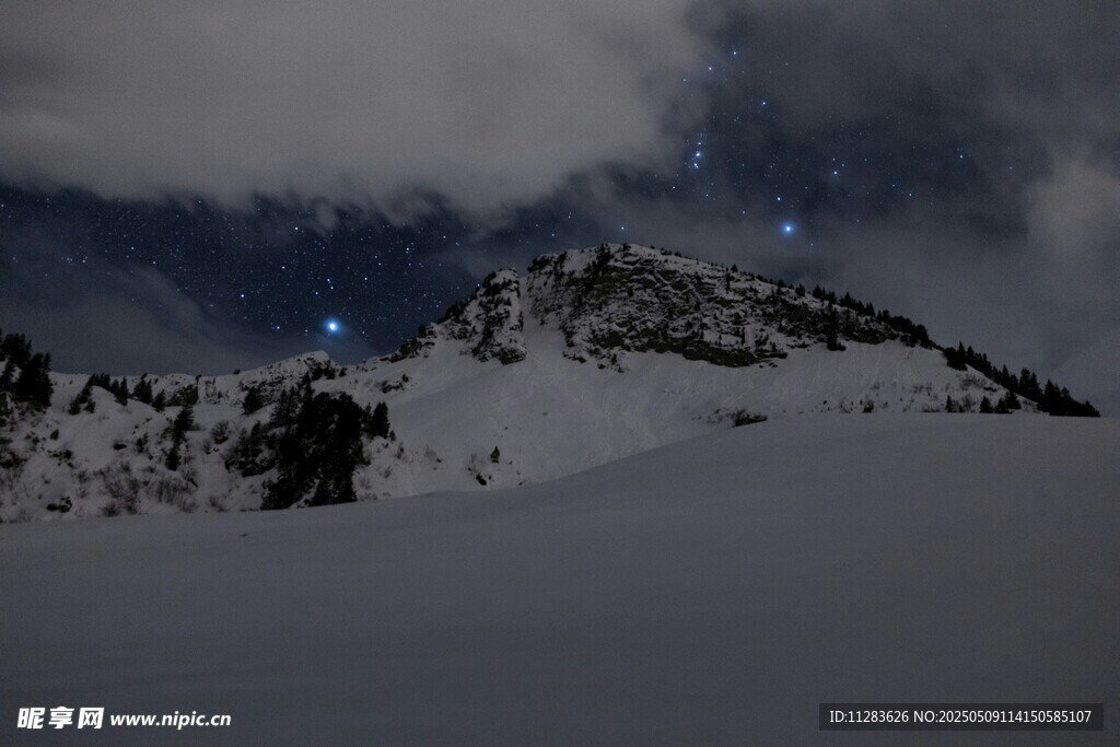 雪夜中的巍峨山峰