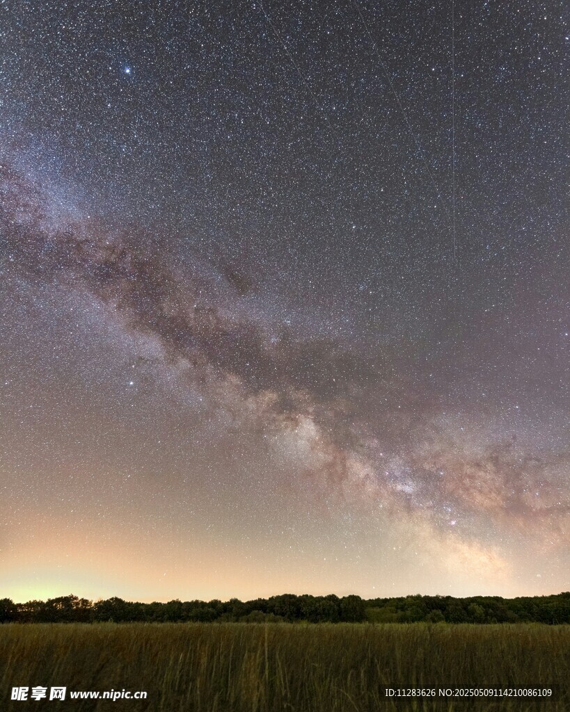 草原上的璀璨銀河夜景